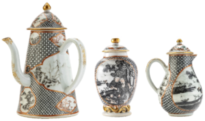 Cafeteira (FMA 1557), frasco de chá (FMA 1555) e leiteira (FMA 1556) – Museu Medeiros e Almeida