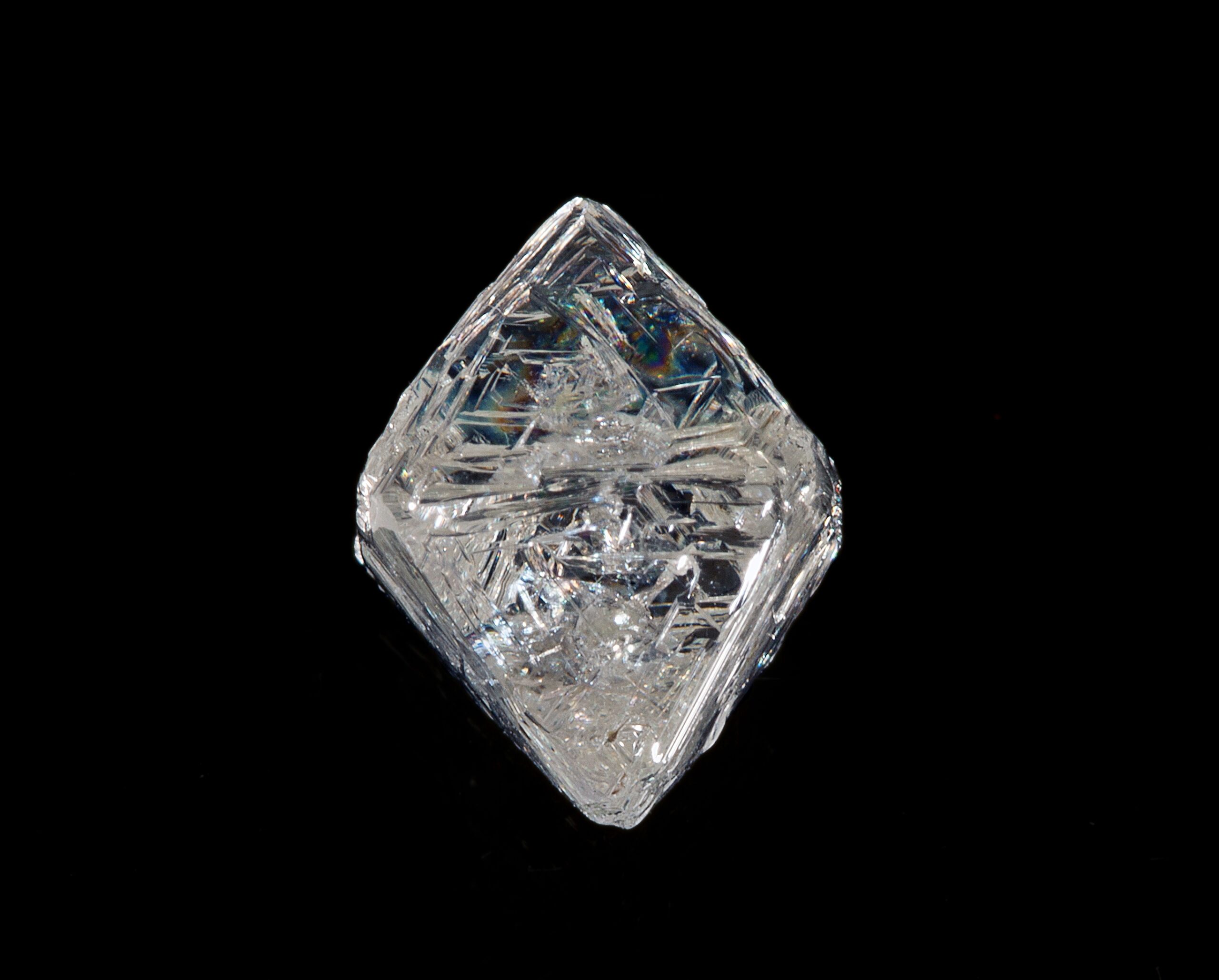 MUMI-654-Diamante-Ribeirao-do-Inferno-Diamantina-MG.-10x10x10-scaled