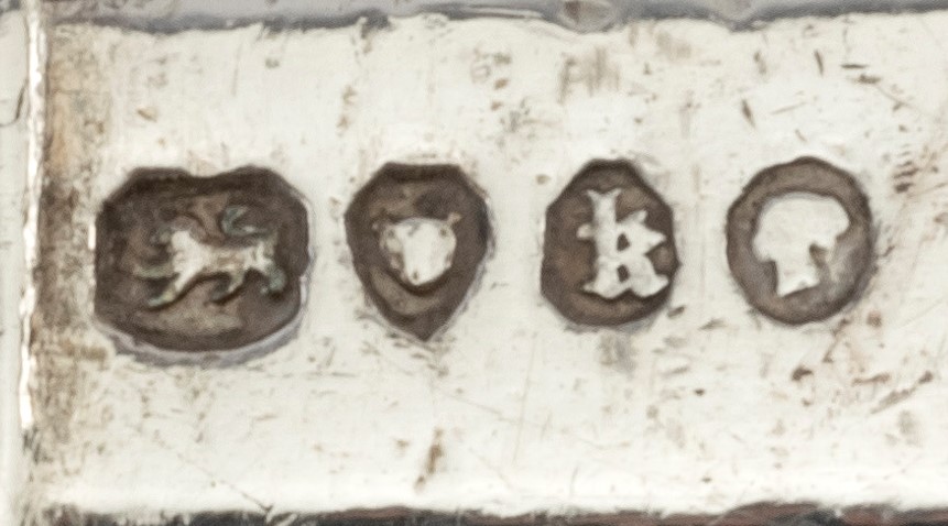 Na frente: marca do autor (George William Adams). No verso: padrão da prata .925; Londres; 1865-66 e marca fiscal com o perfil da rainha Vitória.