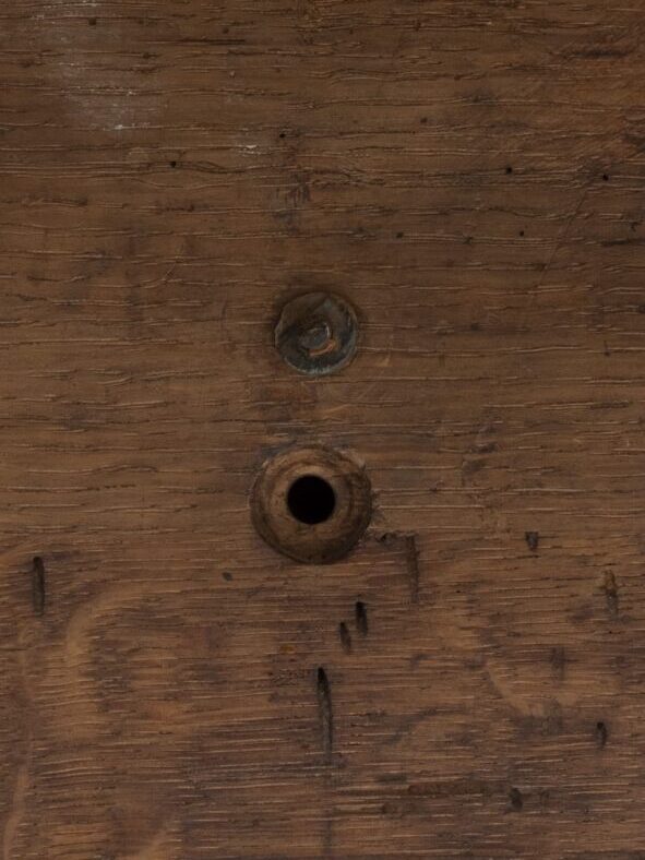 Puxador e pormenor dos furos de fixação no interior da gaveta. Museu Medeiros e Almeida, FMA 216