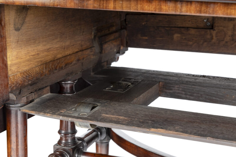 Pormenor dos rodízios no interior da mesa. Museu Medeiros e Almeida, FMA 216